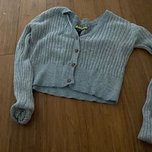 A long sleeve crop top it is pince&fox it is a small and gray